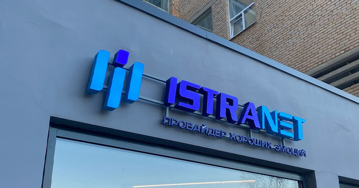 Дизайн должен соответствовать бренду, который рекламирует вывеска. Например, быть в фирменных цветах компании. Кроме того, вариант рекламной конструкции, наличие и тип подсветки зависит от места установки. Так, яркая неоновая вывеска не подойдет для фасада исторического здания. 