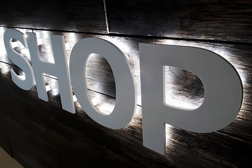 Белые буквы при холодной LED-подсветке (6000K) будут выглядеть четко и современно, а при теплой (3000K) – слегка желтоватыми. Еще сложнее с цветными поверхностями: например, красный акрил при синей подсветке может давать фиолетовый оттенок.