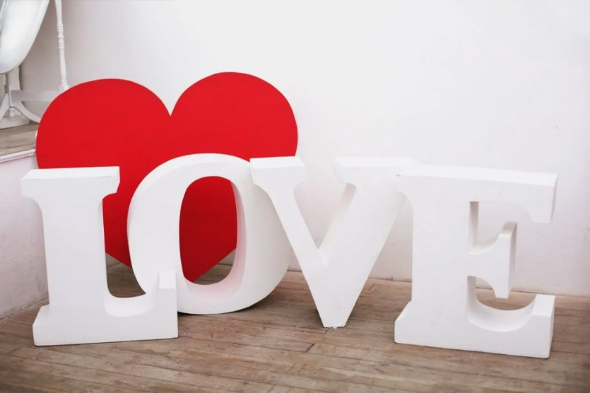 Пенопластовые буквы могут выглядеть как каменные или металлические благодаря современным покрытиям — после обработки полимербетоном и окрашивания их сложно отличить от более дорогих материалов, хотя они в 5–7 раз легче.