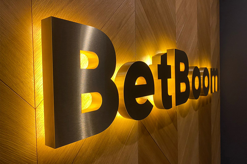 Чтобы вывеска гарантированно привлекала клиентов, нужно грамотно подобрать для нее шрифт, цвета и размер. Дизайн букв должен передавать дух и ценности компании, подчеркивать ее стиль. Высота букв зависит от расстояния, с которого они должны быть заметны.