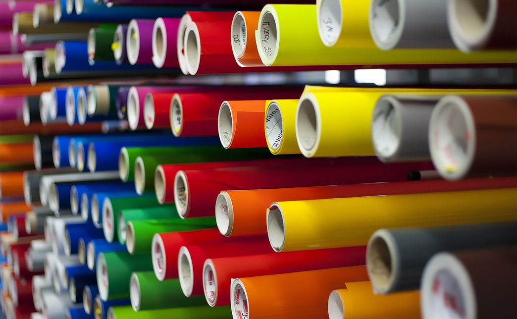 На финальном этапе буквы покрывают цветной виниловой пленкой Oracal или окрашивают. Готовые буквы перед установкой на фасад крепят к металлической раме, подложке или монтируют на дистанционные держатели