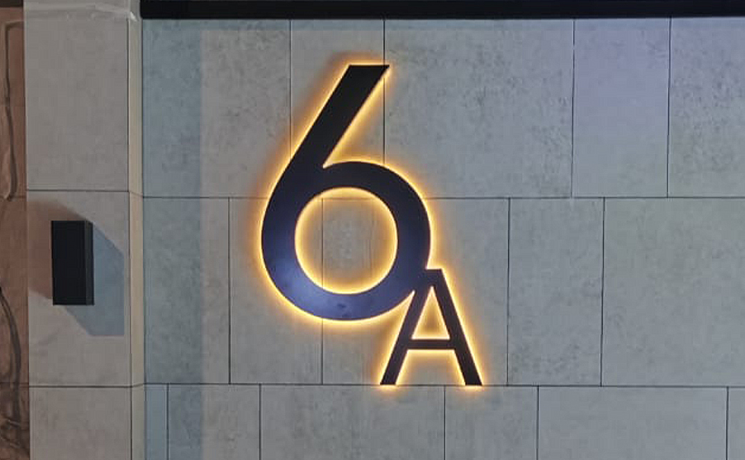 Задняя подсветка букв не слепит глаза и улучшает читаемость вывески. Яркое и равномерное свечение достигается за счет светодиодов SMD. Его можно регулировать благодаря установке диммеров. Такая подсветка отличается экономичностью, так как потребляет мало энергии, и долговечностью, так как светодиоды служат больше 5 лет.