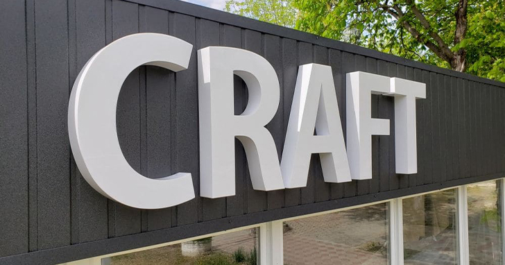 Перед изготовлением рекламной конструкции разрабатывается точный макет с указанием размеров, шрифтов и цветов. Гибкость композитной панели позволяет создавать буквы сложной формы толщиной до 50 мм. Для композитных букв подходит контражурная, торцевая и лицевая подсветка, а также открытые пиксели. 