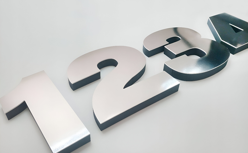 Металлические 3D конструкции монтируются на фасад или стену с помощью подложки или дистанционных держателей так, чтобы вывеска отстояла от стены на 1,5-5 см. Провода от светодиодов выводятся за заднюю панель букв и присоединяются к отдельному блоку питания.