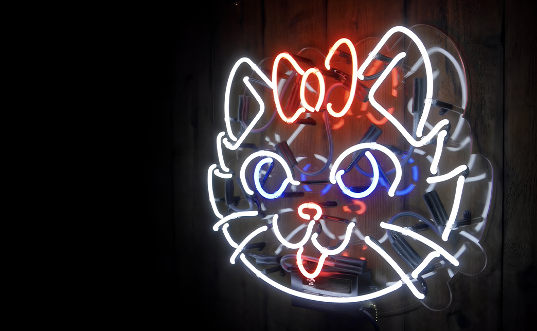 Конструкции из стеклянного неона — более яркие и долговечные, но из-за ручной сборки и сложного придания цвета, а также из-за специального высоковольтного оборудования для монтажа стоят дороже. Гибкие неоновые вывески более безопасные, энергоэффективные, простые при сборке, монтаже и ремонте. Они дешево стоят, но быстро выгорают.