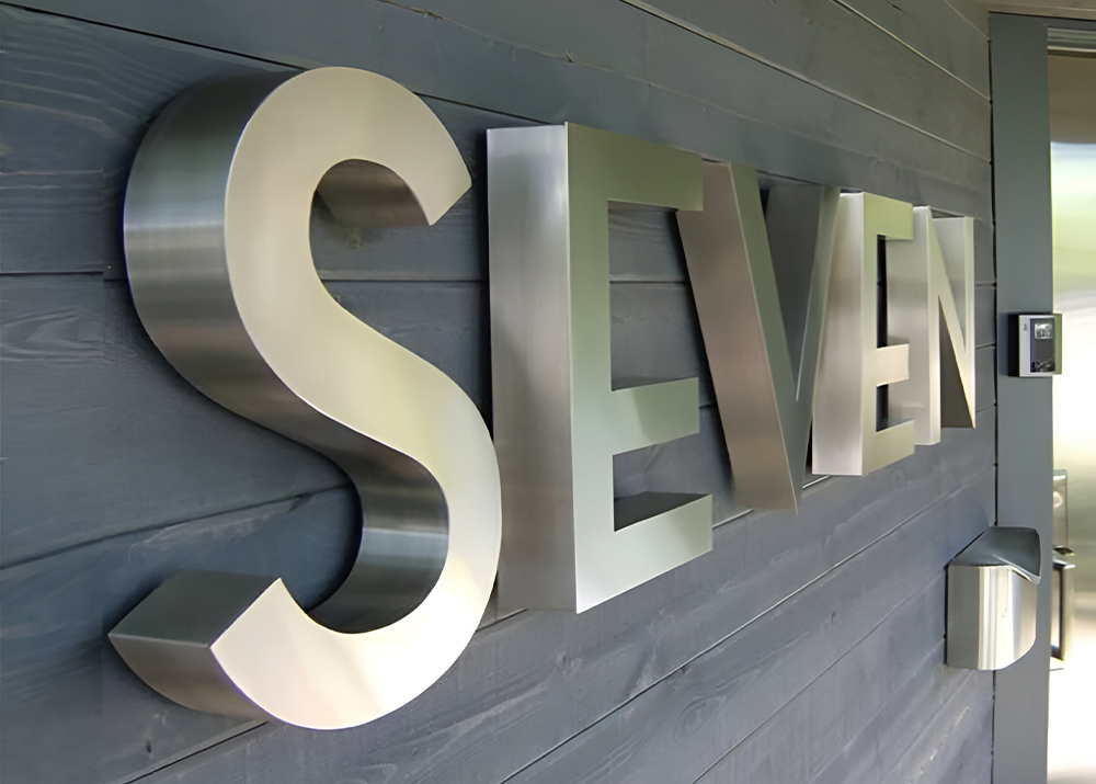 Если конструкция из металлических объемных букв в Казани не нарушает технических требований, которые предъявляют власти, ей не нужно согласование. Это касается размера и расположения вывески на фасаде. В других населенных пунктах вывеску надо согласовать по подготовленному проекту.