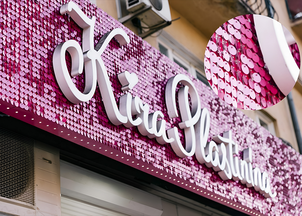 Срок службы пайеточных панелей достигает 10 лет из-за прочных материалов и устойчивости к внешним явлениям. Они не выгорают на солнце, не требуют сложного обслуживания и сохраняют яркость изображения.