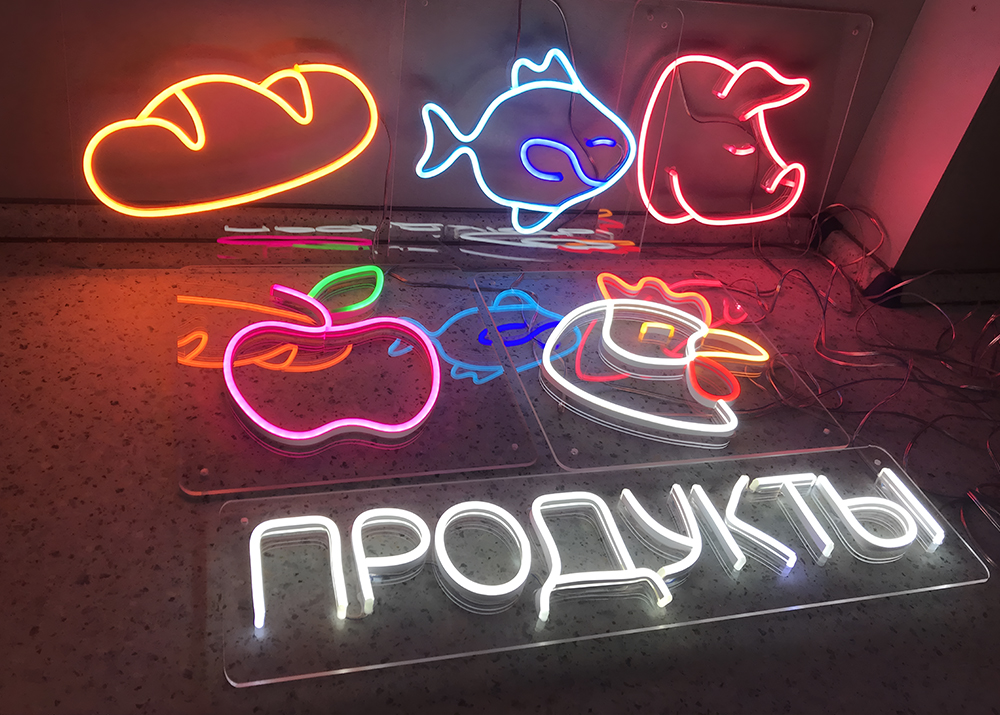 Неоновую конструкцию устанавливают на стены с помощью дистанционных держателей, в подвес или на окно с помощью троса или лески, на подставку из оргстекла или на фотозону. Подключить вывеску можно к розетке электропитания на 220 В.