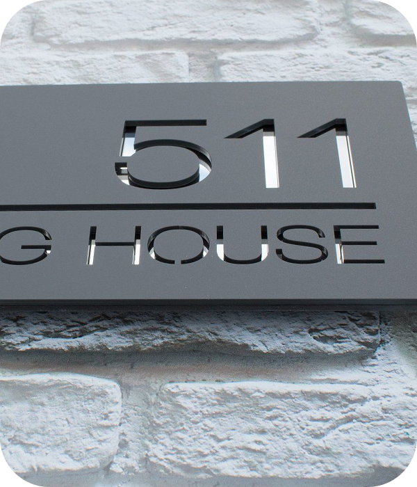 Как выбрать фасадную табличку