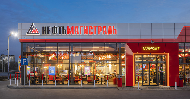 Изготовление элементов оформления (фриза навеса, ценовых табло, указателей, стел) может занять от 2 до 6 недель в зависимости от сложности конструкции. Установка требует согласования с графиком работы автозаправки, на которое может уйти от 1 до 3 дней.