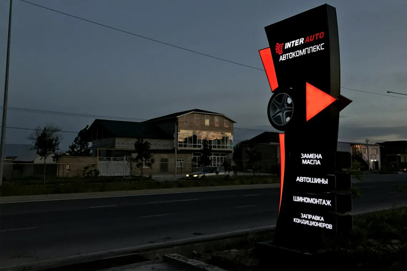 Стела, находящаяся в пределах территории ТЦ или ТРК, или расположенная не более чем в 100 метрах от АЗС, может считаться информационной конструкцией, если она не содержит рекламу. Но в любом случае отдельно стоящий информационный носитель в Казани нужно согласовать в администрации города.