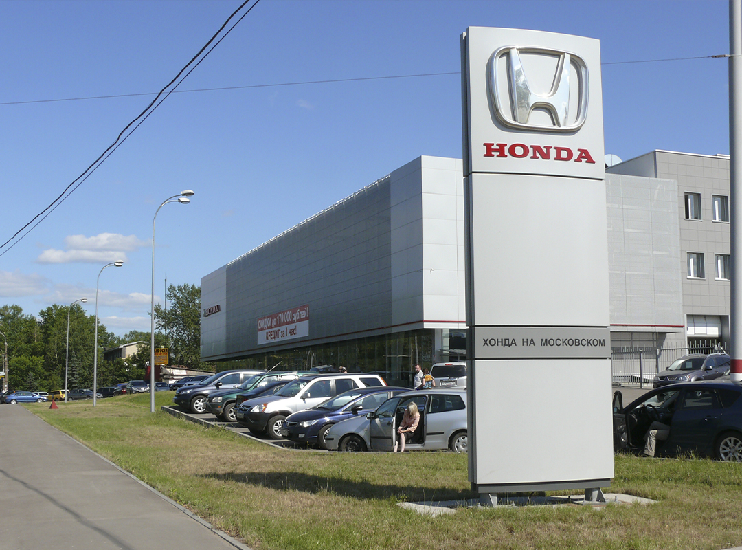 Пилоны могут быть малыми, средними и крупными. Малые имеют высоту от 3 до 6 метров, средние — 6-20 метров, а крупные — 10-30 метров. Конструкции малого и среднего размера устанавливают перед АЗС и бизнес-центрами, среднегабаритные и крупногабаритные стелы размещают перед ТЦ.