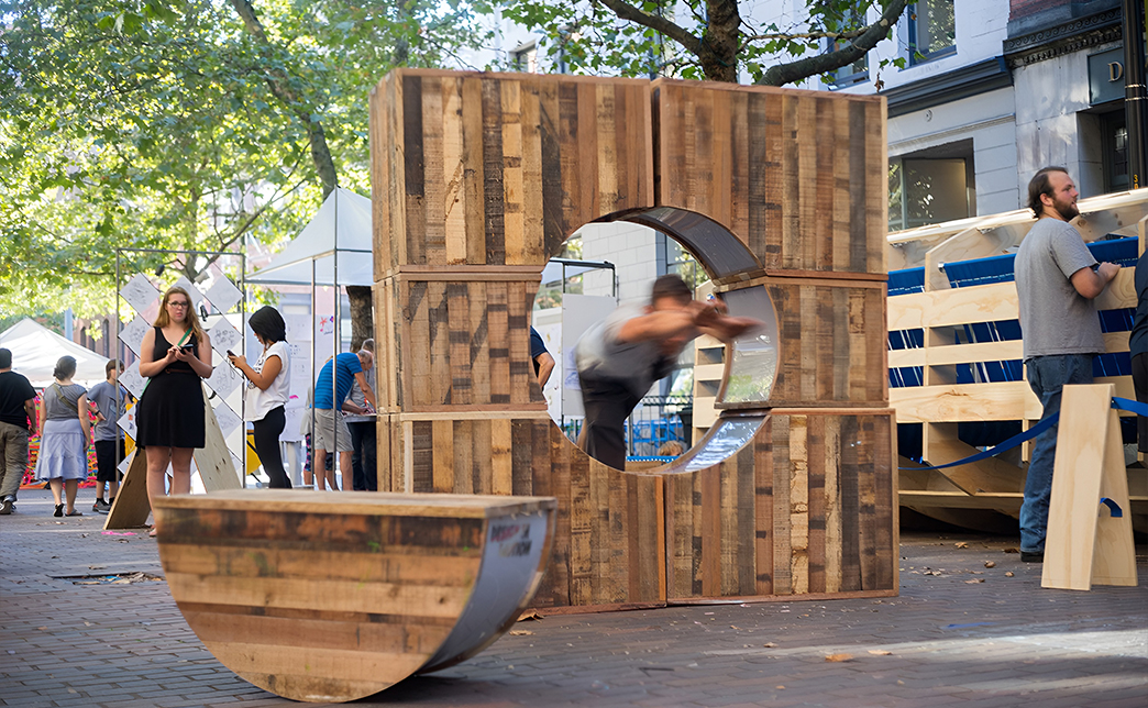 Некоторые объекты собираются на месте, другие поставляются готовыми. Для уличных объектов требуется подготовить площадку: демонтировать старую конструкцию, выровнять поверхность. При этом надо учитывать погодные условия.