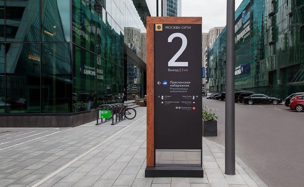 Рекламная стела должна быть технически безопасной для пешеходов и водителей. Чтобы конструкция не упала от сильного ветра или под тяжестью снега, ее надо прочно закрепить в грунте. Подсветку нельзя делать слишком яркой, слепящей глаза. Также материалы конструкции не должны выделять вредные вещества.