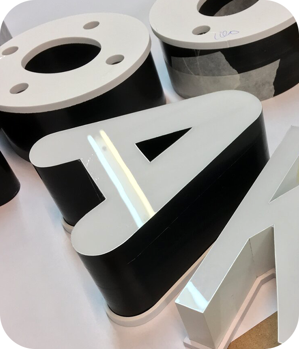 От чего зависит цена на буквы из жидкого акрила?