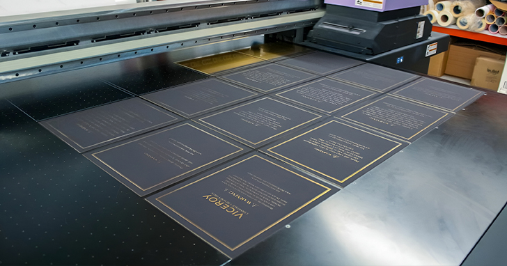 В отличие от большинства стандартных методов печати, УФ-технология не требует водной основы или химических растворителей. Чернила застывают только под воздействием УФ-ламп, что делает процесс экологичнее и безопаснее для здоровья.