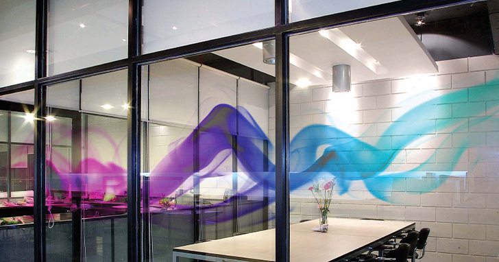 УФ-оборудование обеспечивает печать с разрешением до 1440 dpi. Это гарантирует высочайшую детализацию, точную цветопередачу и фотографическое качество изображения даже при воспроизведении мелких элементов и сложных градиентов.