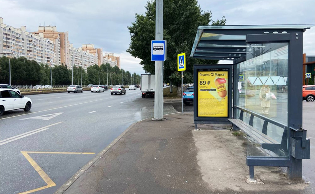 Для печати баннеров используют прочную баннерную ткань: винил или баннерную сетку, пропускающую воздух. Если формат односторонний, то вторая сторона закрывается специальной заглушкой. Для защиты экрана цифровых сити форматов применяют антивандальные панели.