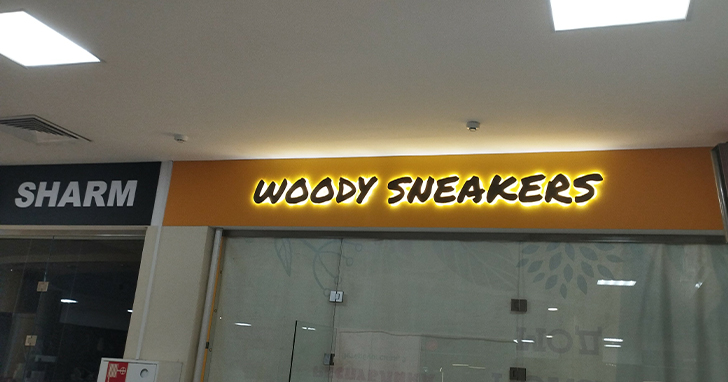 Для надписи на вывеске лучше использовать русский или татарский языки. В центре Казани перевод на русский обязателен, если это не зарегистрированный товарный знак. Английские слова, написанные русскими буквами, не требуют пояснений.